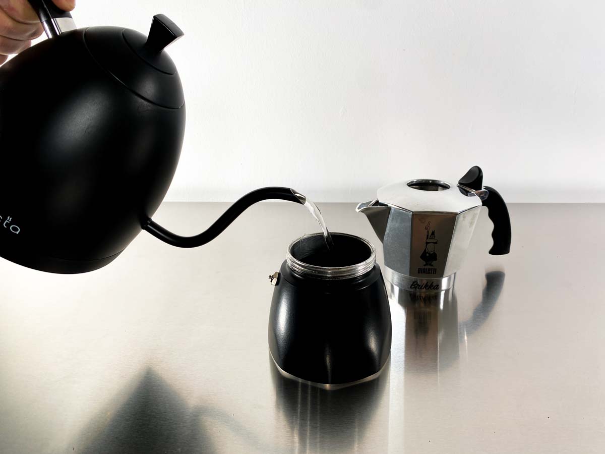 Kaffeezubereitung_Espressokocher_Wasser_giessen Kaffeezubereitung_Espressokocher_Wasser_giessen