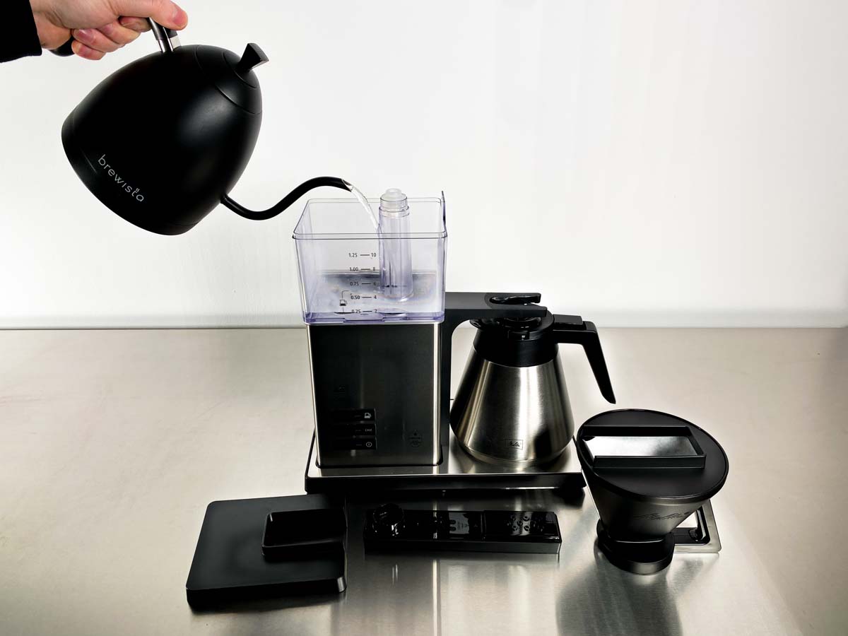 Kaffeezubereitung_Kaffeemaschine_Wasser_Aufgiessen Kaffeezubereitung_Kaffeemaschine_Wasser_Aufgiessen