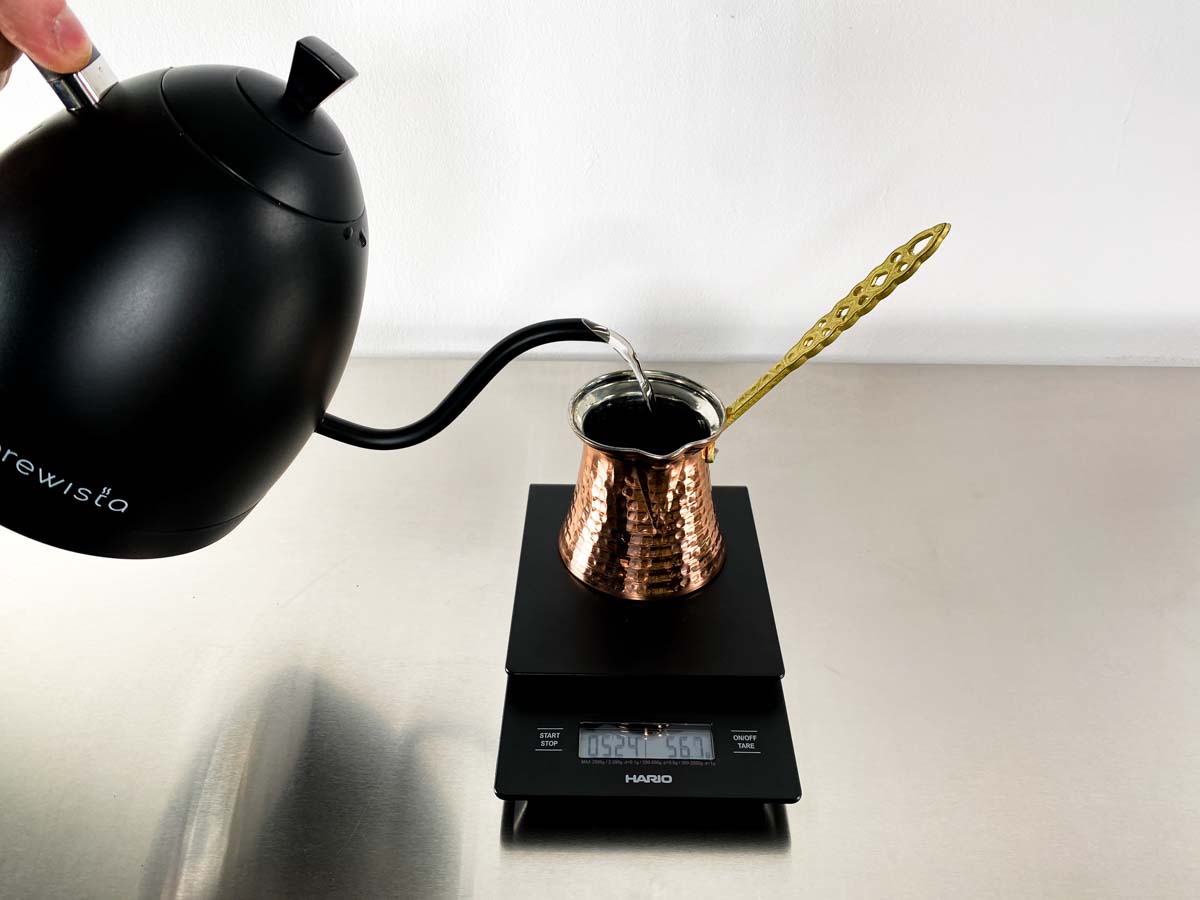 Kaffeezubereitung_Cezve_Wasser_giessen Kaffeezubereitung_Cezve_Wasser_giessen