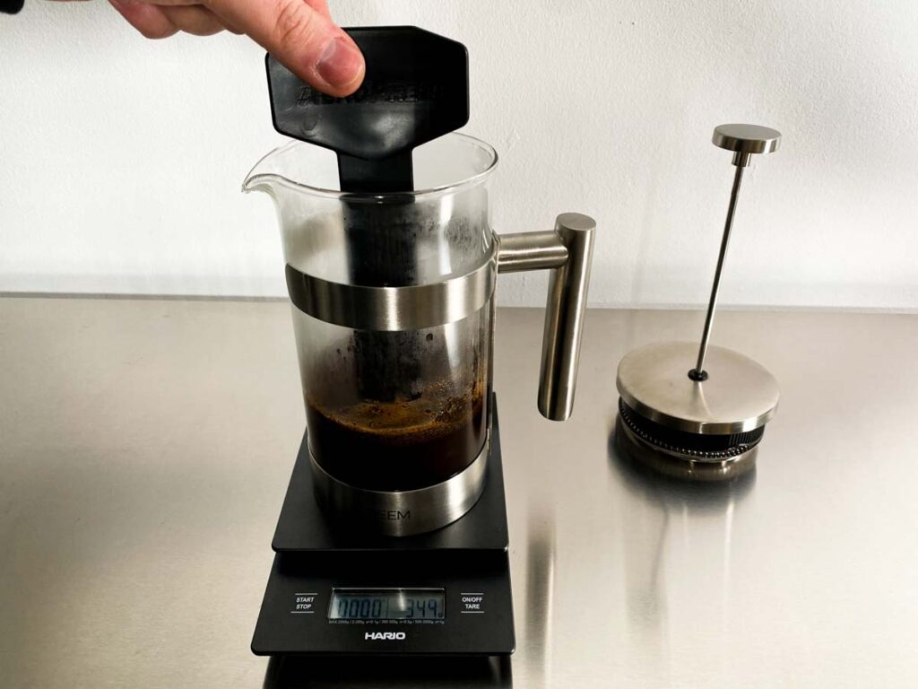 Kaffeezubereitung_French_Press_Kaffee_ruehren