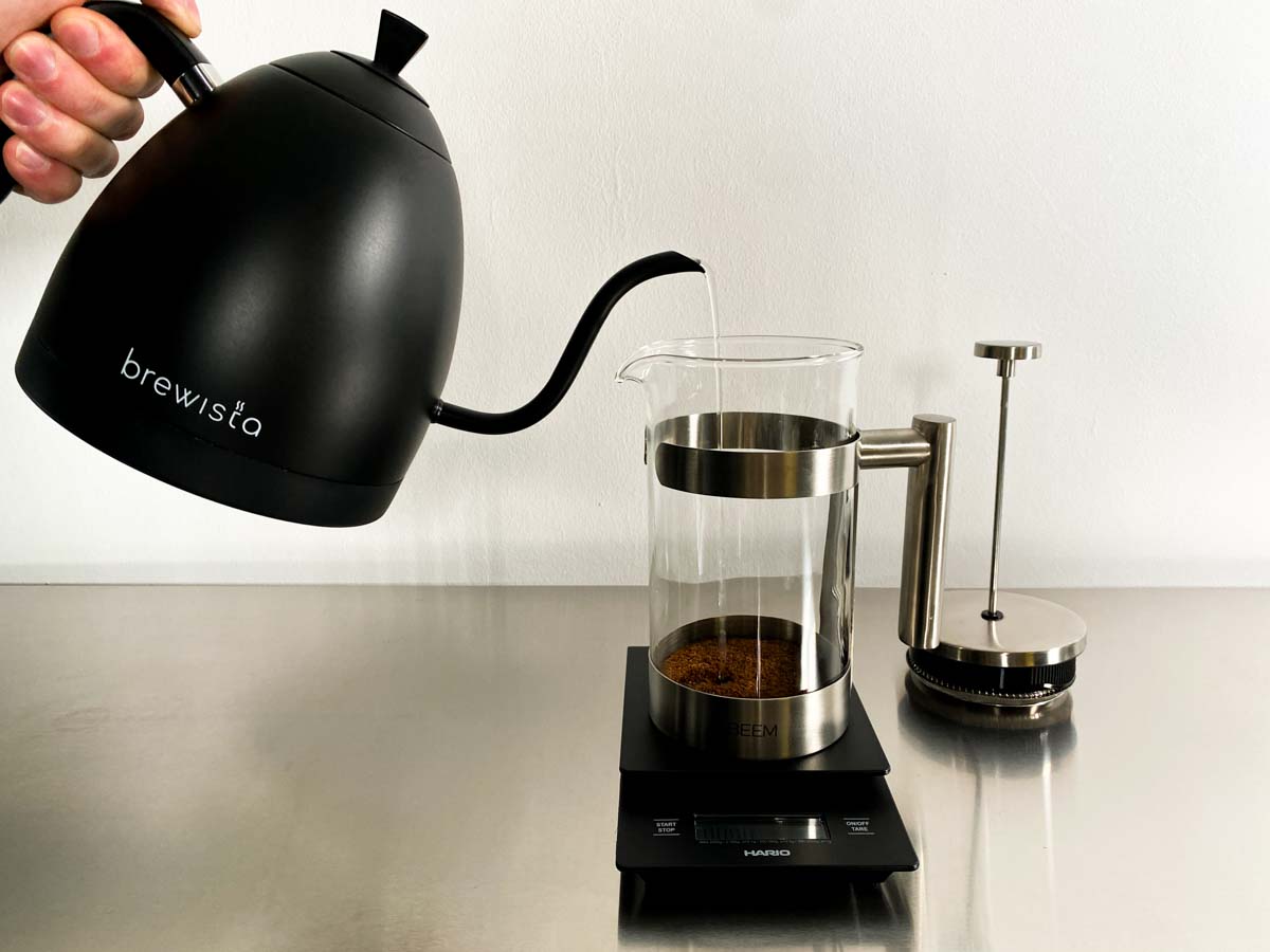 Kaffeezubereitung_French_Press_Wasser_hinzufuegen Kaffeezubereitung_French_Press_Wasser_hinzufuegen