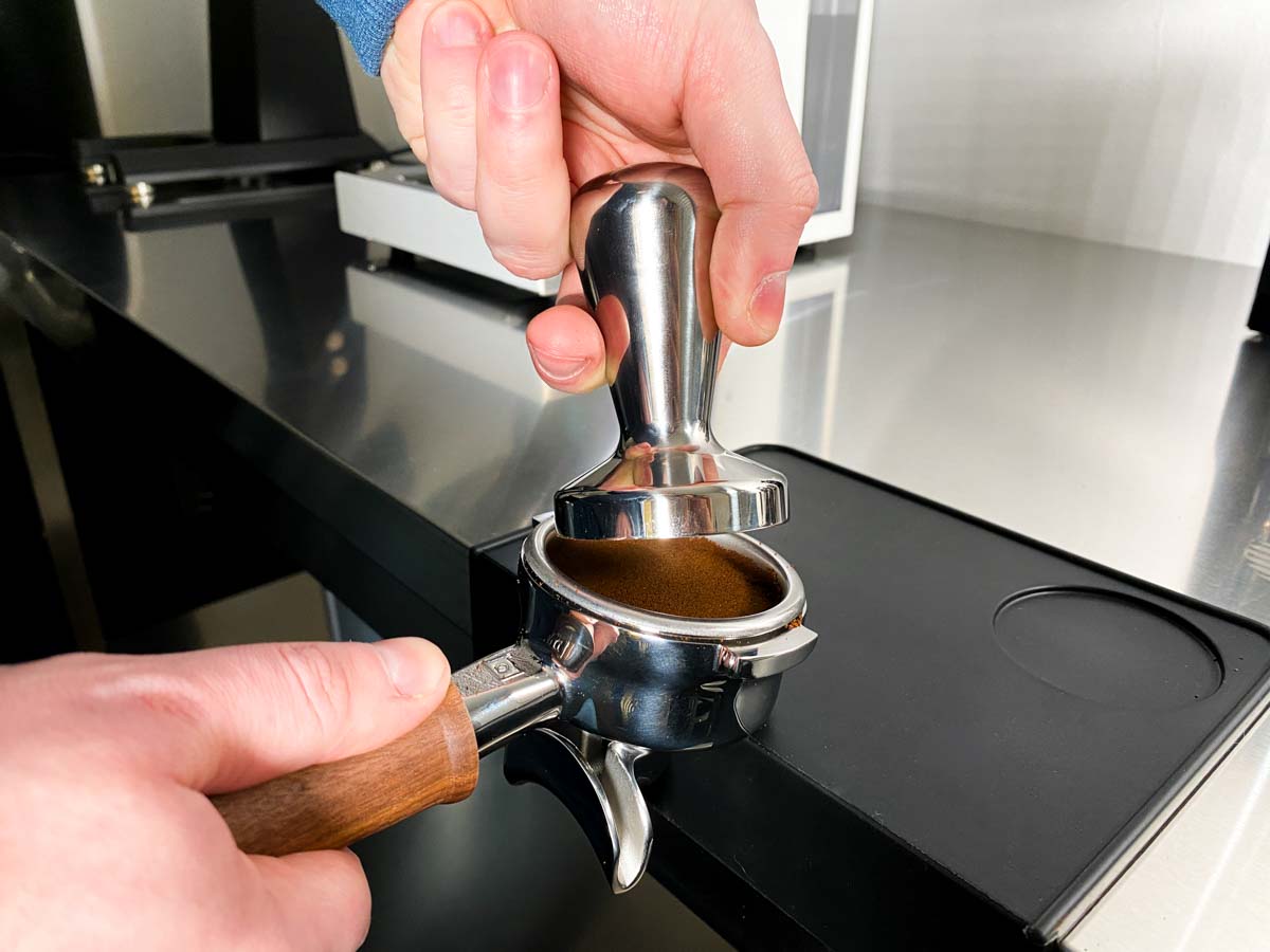 Kaffeezubereitung_siebtraegermaschine_Tampen Kaffeezubereitung_siebtraegermaschine_Tampen